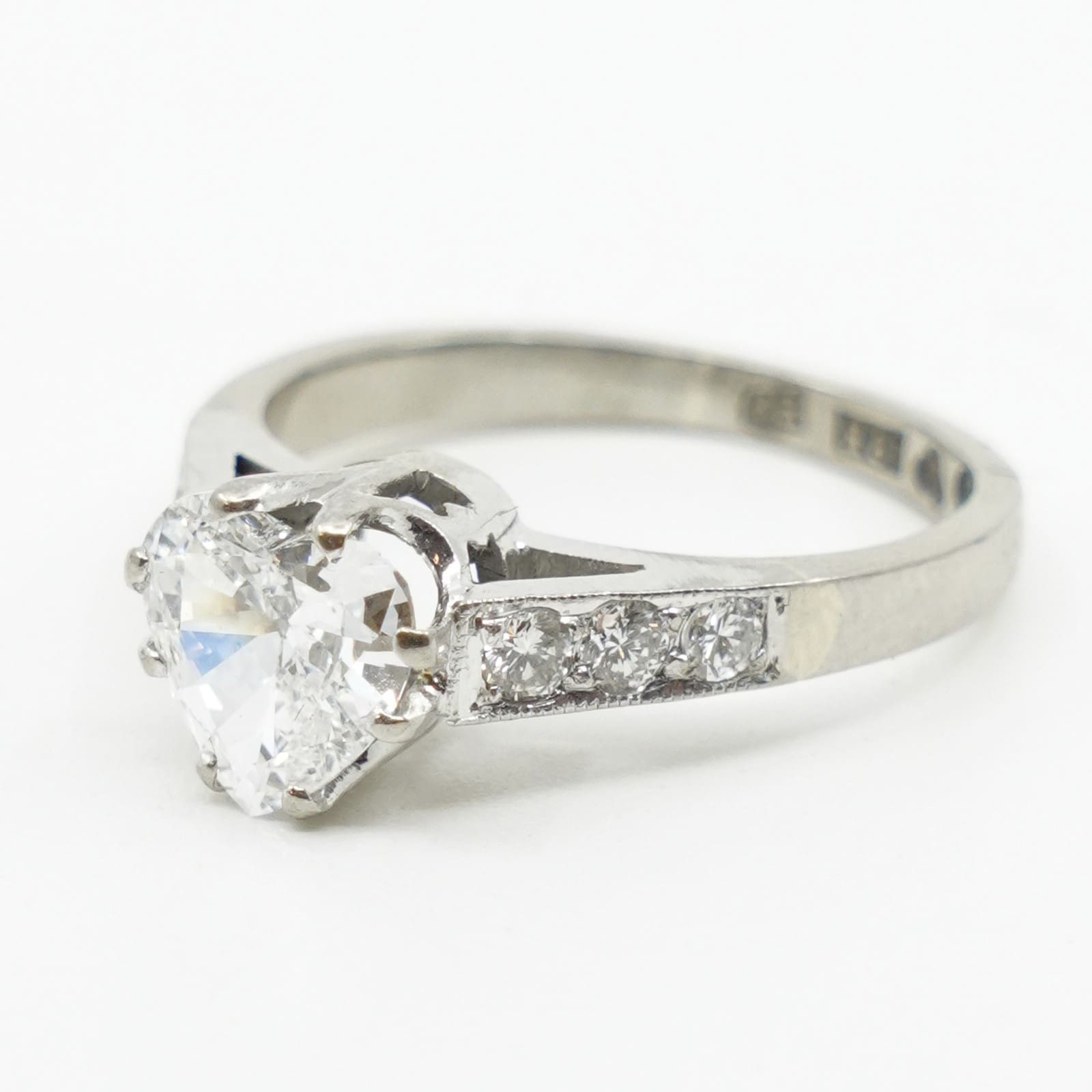 Ring Vitguld 18K 2,9g Ø14¾ med hjärtslipad diamant 1x ca 0,74ct och briljantslipade 6x ca 0,03ct