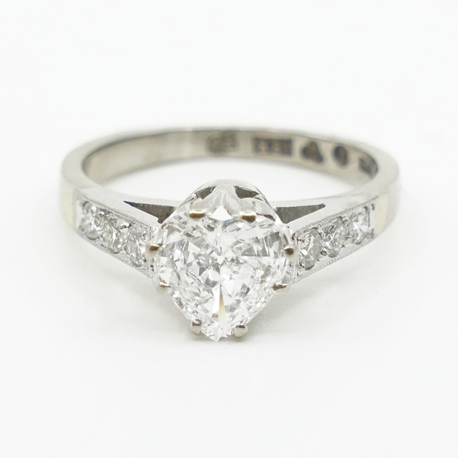 Ring Vitguld 18K 2,9g Ø14¾ med hjärtslipad diamant 1x ca 0,74ct och briljantslipade 6x ca 0,03ct - Bild 2