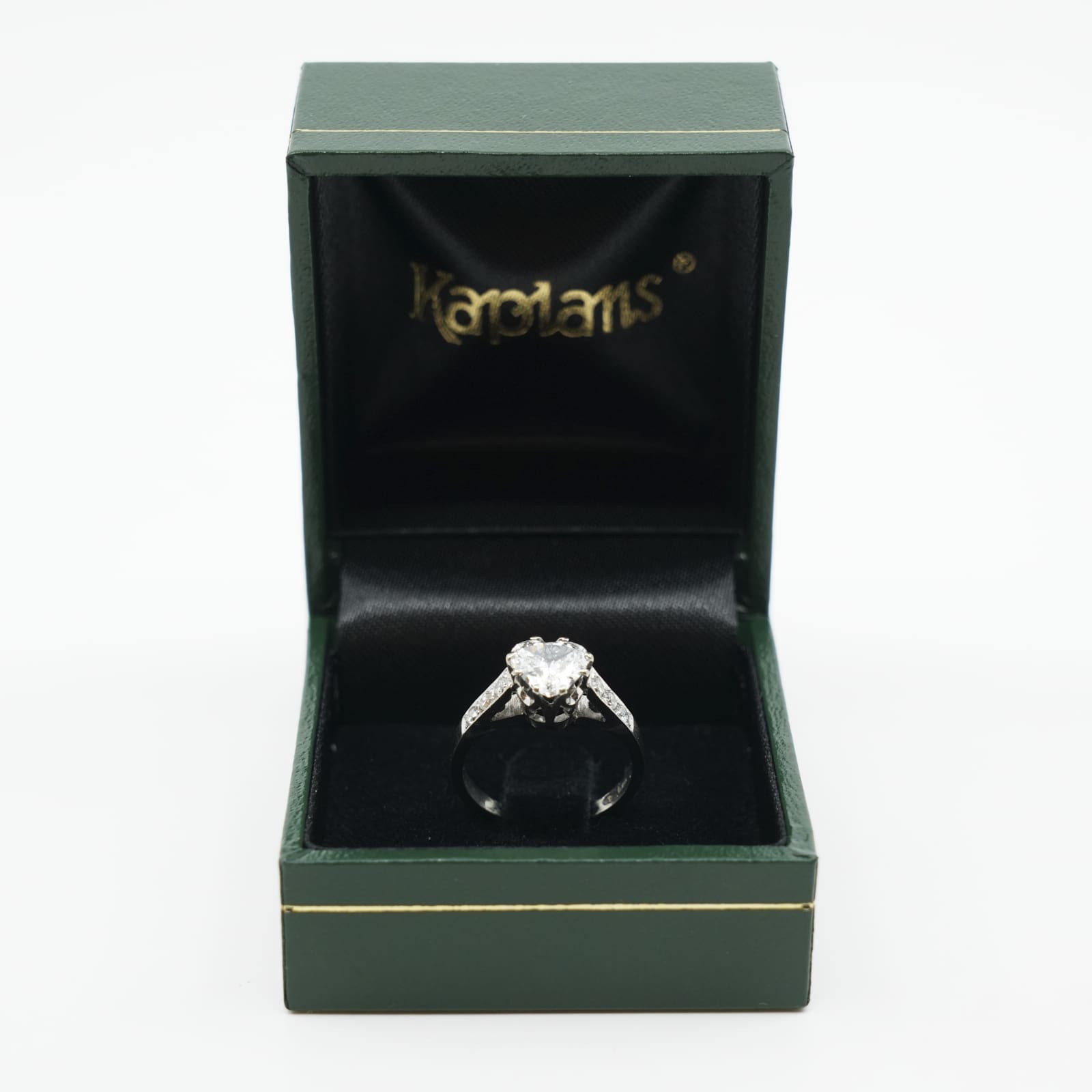 Ring Vitguld 18K 2,9g Ø14¾ med hjärtslipad diamant 1x ca 0,74ct och briljantslipade 6x ca 0,03ct - Bild 3