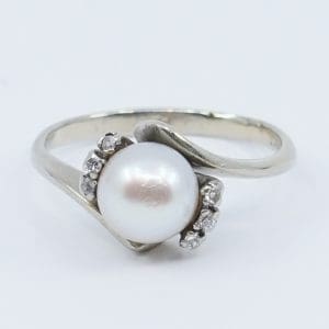 Ring Vitguld 18K brv 2,9g Ø16½ med odlad pärla och diamanter