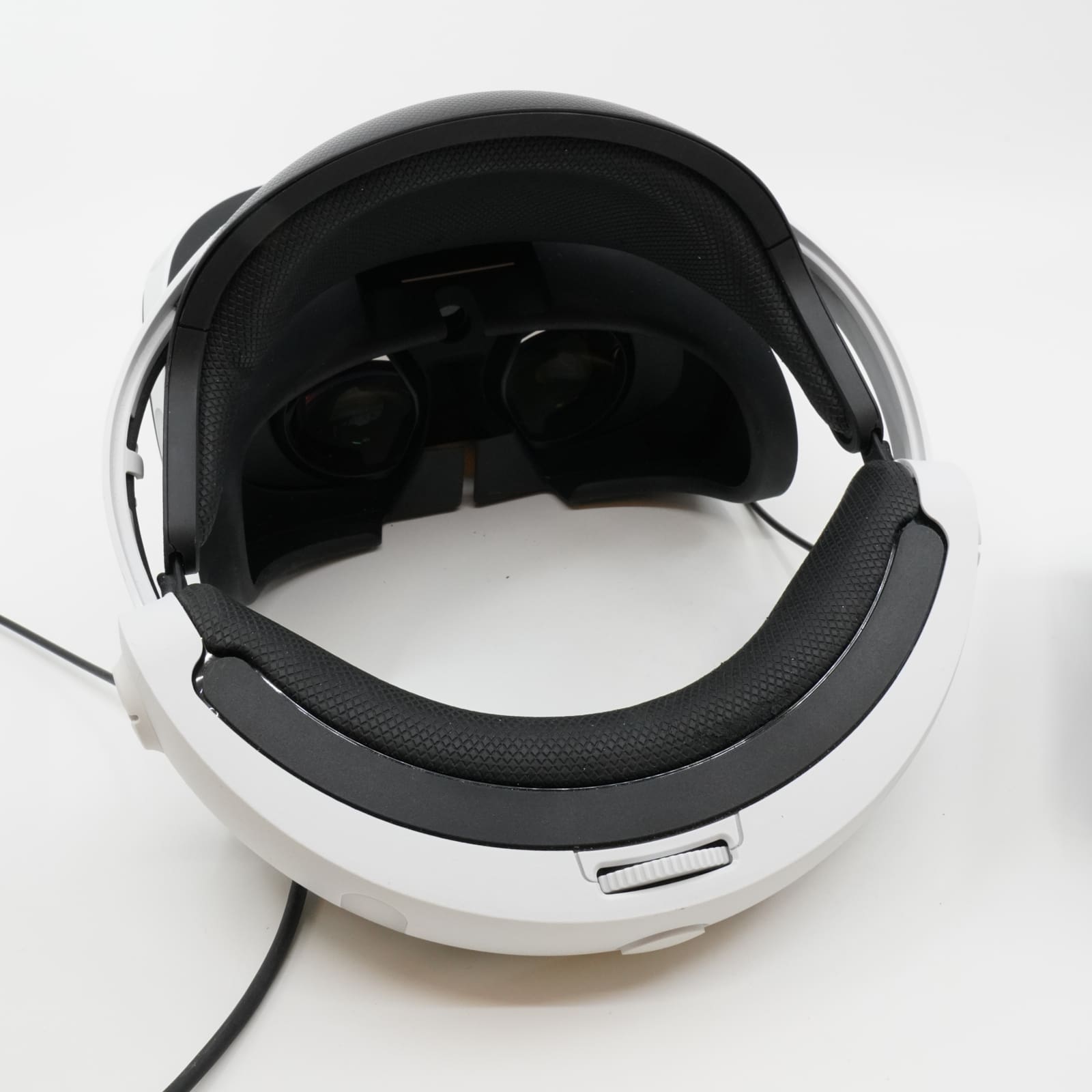 VR Headset PlayStation mod: CUH-ZVR2 snr: H0418090324557med tillbehör och Move Motion handkontroller - Bild 2