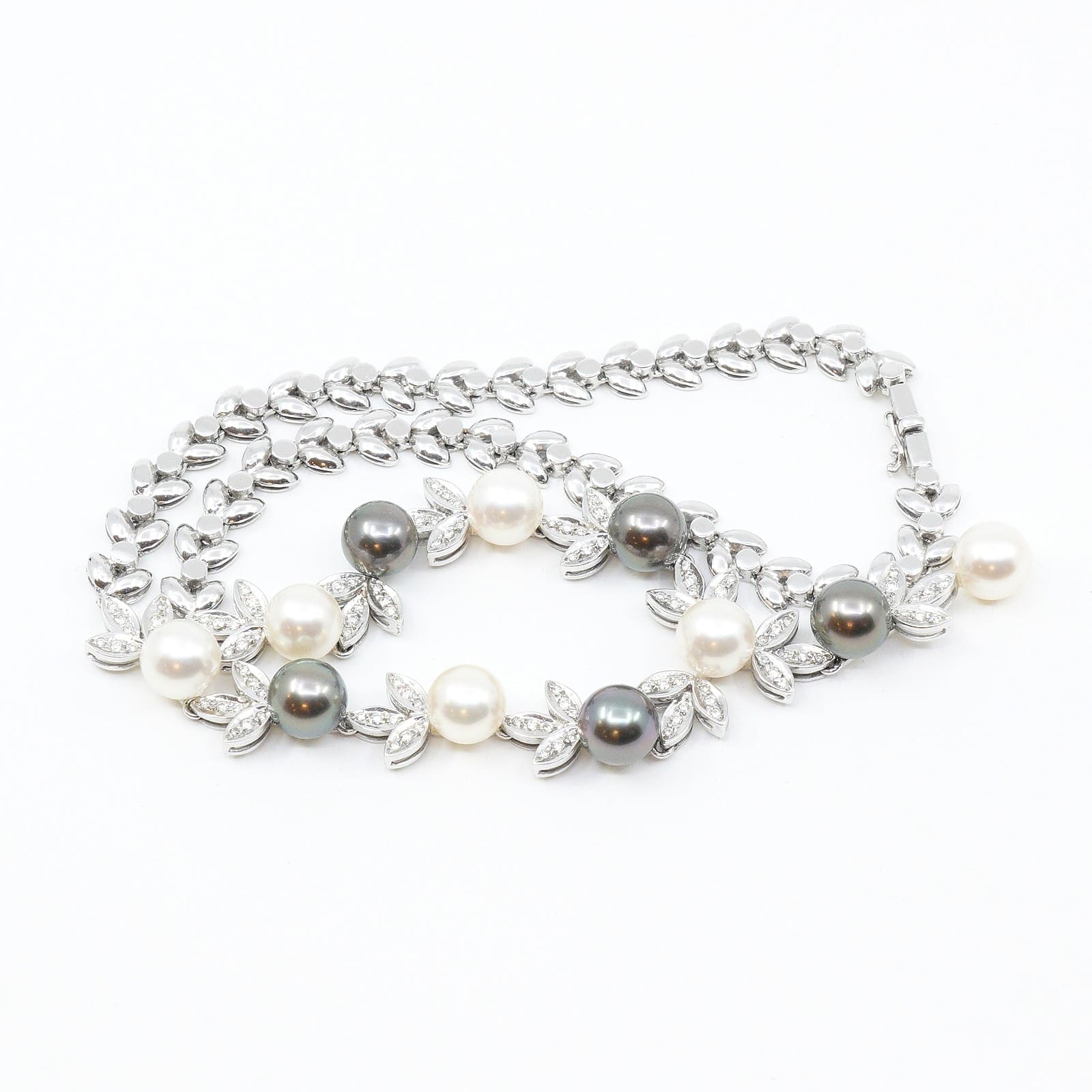 Collier Vitguld 18K 45,4g Längd 40,5cm Bredd 8-11mm med diamanter 107x totalt ca 1,43ct & pärlor