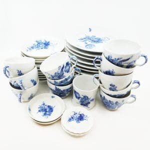 Kaffeservis 38 delar, Royal Copenhagen Danmark ''blå blomst'', kopp med fat, assietter, små fat, vas
