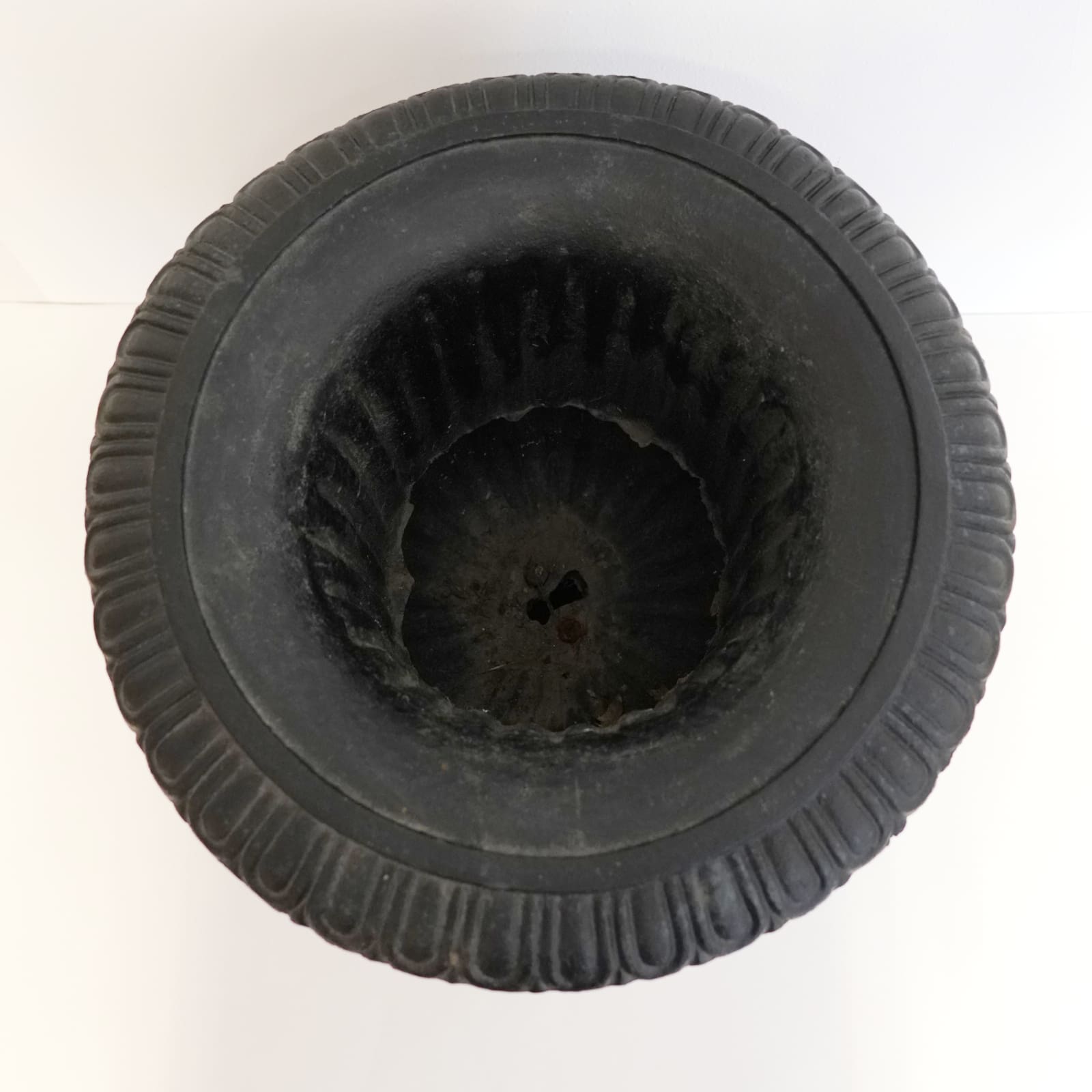 Trädgårdsurna i gjutjärn saknar märkning Höjd ca 48cm Øca 40cm varav mynningen ca Ø23cm - Bild 2