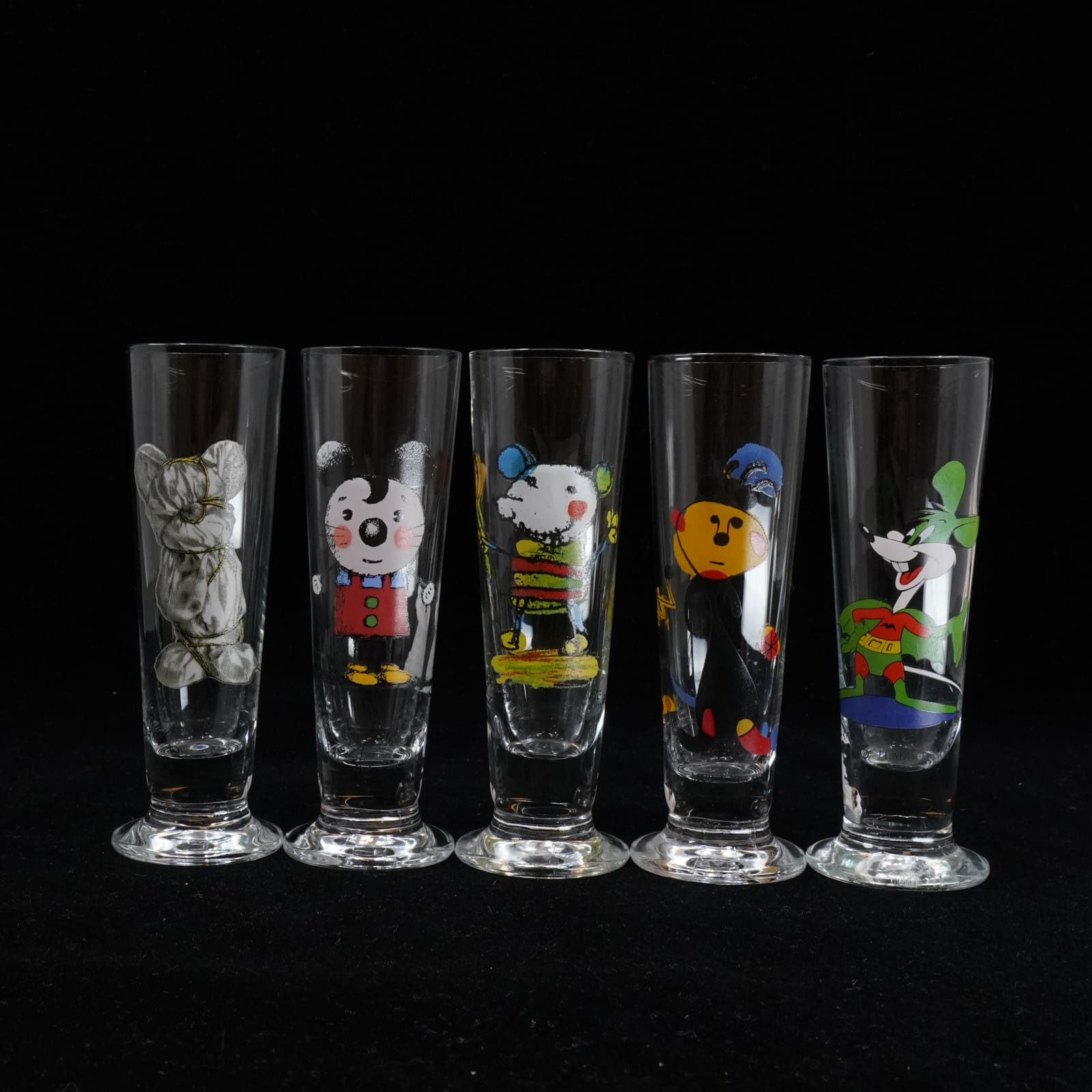10 Snapsglas Lasse Åberg höjd: 110mm olika motiv, ett glas med litet nagg