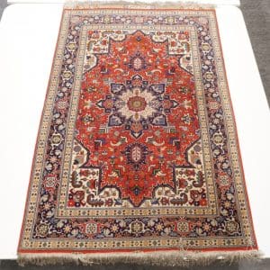 Matta Täbriz Ull med silkesinslag Mått ca 150x100cm 
fläckar förekommer