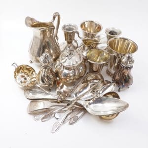 Investeringssilver S800 Bruttovikt: 1453,9g 1 Sockerskål, 2 Salt och Pepparkar, 3 Bägare mm
