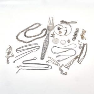 Investeringssilver S800-925 brv 85,4g diverse smycken skadade graverade med stenar, 1 sked graverad