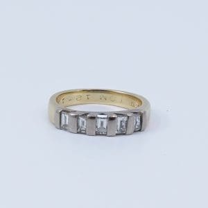 Ring 18K 4,5g Ø16 med baguetteslipade diamanter 5xca0,35ct, graverad