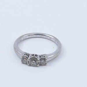 Ring Vitguld 18K 3,7g Ø17 med diamanter, 2xca0,16ct + 1xca0,23ct, graverad