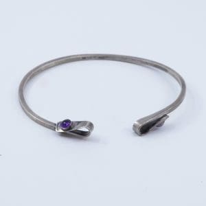 Armring S925 13,5g Diameter 8cm, med lila stenar