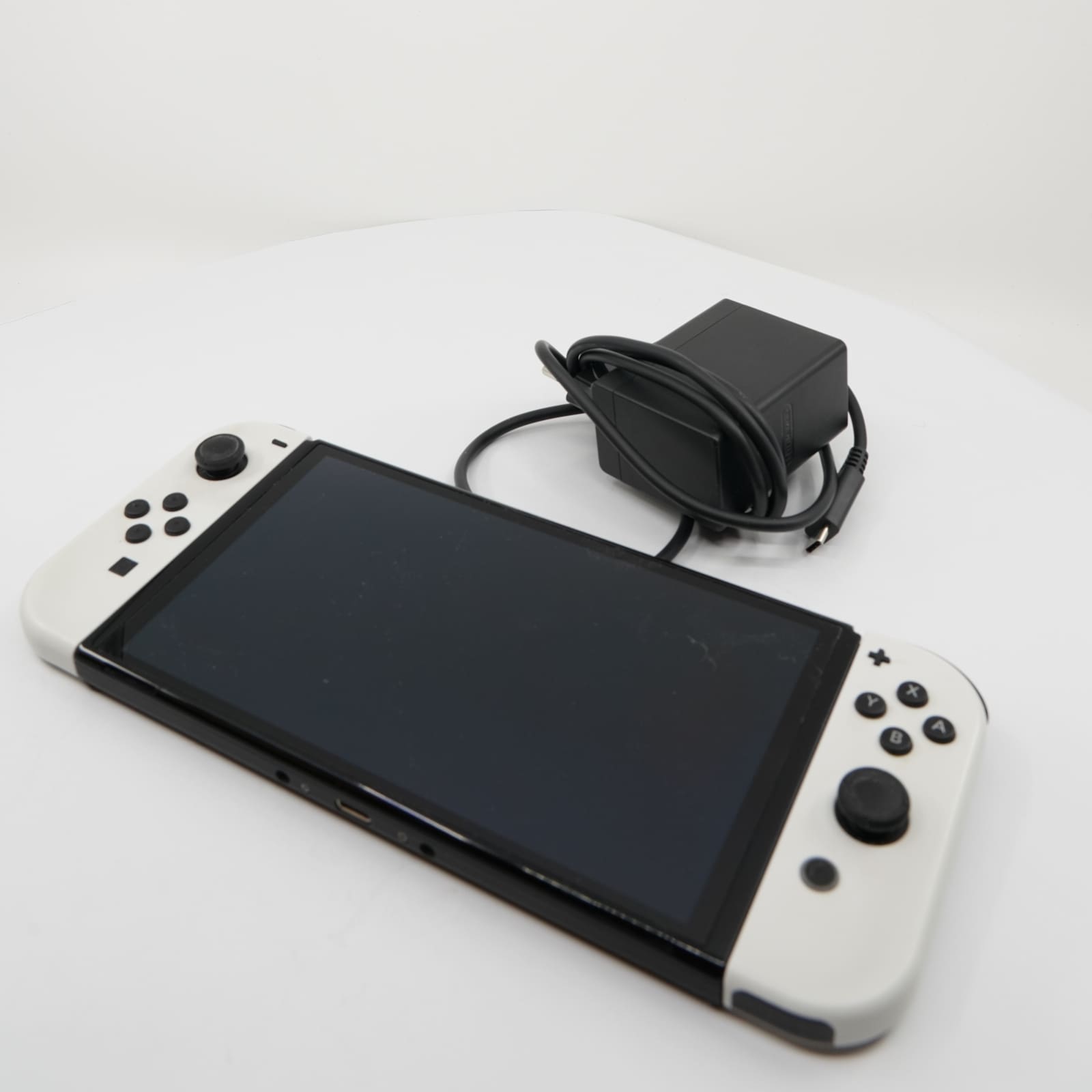 Spelkonsol Nintendo Switch med Joy-Con kontroller (vita, HAC-015/HAC-016).