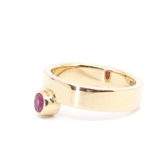 Ring Guld 18K 6,9g Ø16,75 med röd sten
