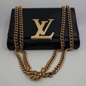 Väska Louis Vuitton Pochette Louise MM svart skinn med detaljer i gulfärgad metall 21x14x5cm