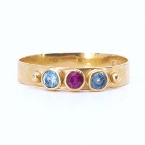 Ring Guld 18K 1,8g Ø19,25 med färgade stenar, skev