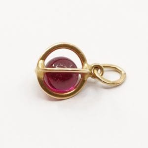 Hänge/berlock Guld 18K brv 0,7g Bredd ca 8mm Höjd 8mm med plastpärla