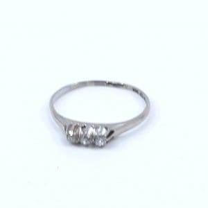 Ring vitguld 18K 1,8g Ø18,25 med diamanter 3xca0,04ct skev skena