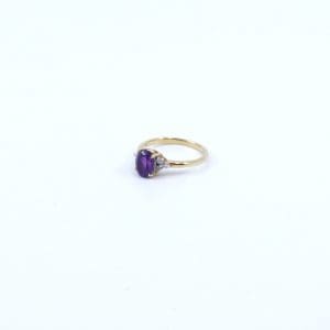 Ring med lila sten och diamanter 5xca0,01ct (en diamant saknas) 18K 3,2g Ø17