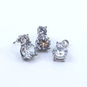 Örhängen och Hänge med stenar Oädel metall 7,2g Höjd Örhängen 15mm Höjd Hänge 20mm Bredd 9mm