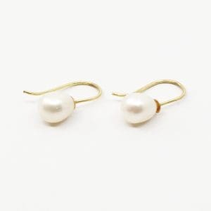 Örhängen ett par Guld 18K 1,5g Höjd 18mm Diameter ca 7mm med sötvattenpärlor