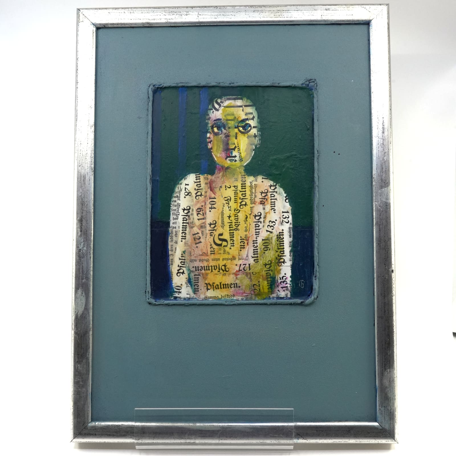 Olle Gustavsson (f 1934) kollage med blandteknikmotiv av man monogramsignerad.