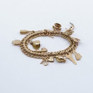Armband Guld 18K 22,9g Längd 19cm Bredd 10mm med 12 berlocker innehåller stenar