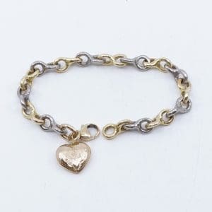 Armband tvåfärgat guld 18K 29,6g Längd 18,5cm Bredd 7mm med en berlock, hjärta