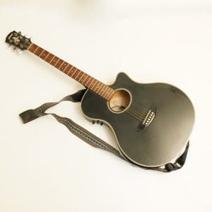 Gitarr Yamaha APX-4, Halvaukustisk Färg: svart, Repor och stötskador, mönstrad rem i mjukt fodral