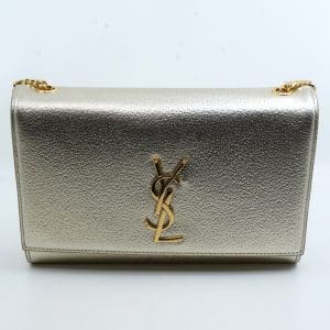 Väska YSL modell Kate/Sunset i guldfärgat skinn med kedja i gulfärgad metall  24x15x5 cm SNR: PMR3