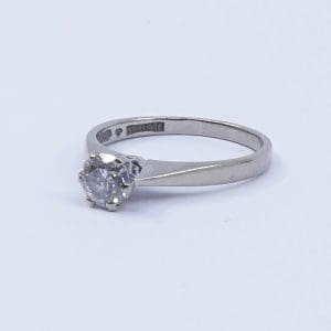 Ring Vitguld 18K 3,6g Ø17½ med diamant 1xca0,65ct Pique