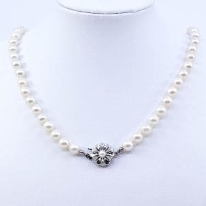 Collier odlade pärlor med lås i Vitguld 18K 19,1g Längd 40cm Bredd 6mm