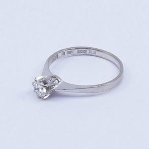 Ring Vitguld 18K 2,4g Ø18 med diamant 1xca0,30ct