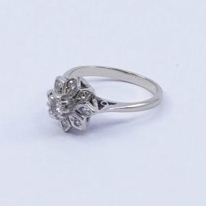 Ring Vitguld 18K 4,1g Ø16¾ med diamanter 1xca0,15ct & 8xca0,01ct