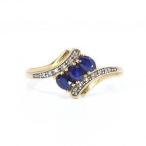 Ring Guld 18K 2,6g Ø19 med diamanter 12x totalt ca 0,10ct & ovalslipade blå safirer
