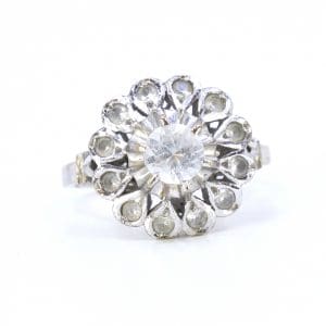 Ring Vitguld 18K 6,3g Ø18 Bredd 2,2-15,8mm Höjd 11,2mm med stenar