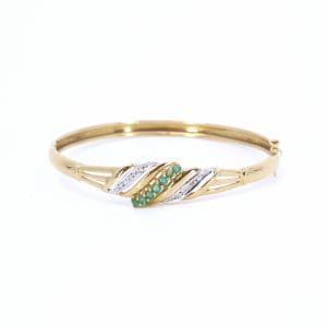 Armring Guld 18K 9,3g Diameter 6cm med diamanter 6x ca 0,001ct & gröna stenar