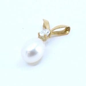 Hänge Guld 18K 1,0g Bredd 10mm Höjd 19mm med pärla och stenar