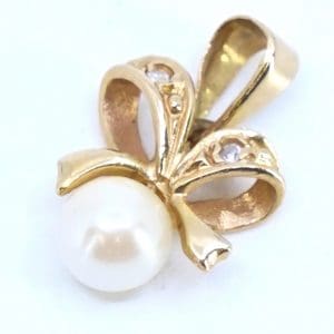 Hänge rosett Guld 18K 0,6g Bredd 8mm Höjd 12mm med plastpärla och stenar