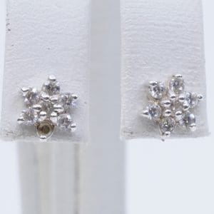 Örhängen Silver S925 0,9g Diameter 7mm med stenar, en sten saknas
