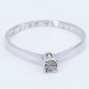 Ring vitguld 18K 1,8g Ø17,75 med diamant 1xca0,007ct graverad