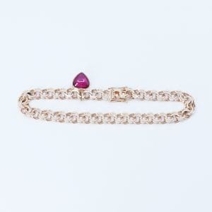 Armband BIsmarck Guld 18K 13,3g Längd 19cm Bredd 6mm med berlock hjärta med röd sten