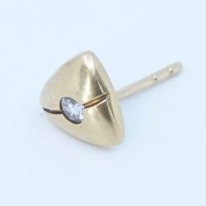Örhänge Guld 18K 0,6g ett udda, skev och utan stopper, med sten