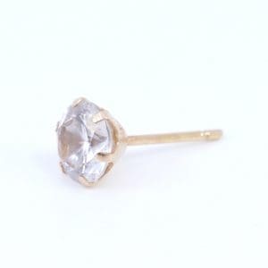 Örhänge 1 udda Guld 18K 0,5g Diameter 6mm med sten saknar stopp
