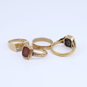 Investeringsguld 18K-23K 18,6g graverat skevt med sten