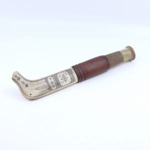 Samekniv bladlängd 10,8cm med signerad läder och hornslida