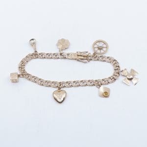 Armband Bismarck Guld 18K 14g Längd 18,8cm Bredd 6mm med 7 berlocker, en berlock graverad
