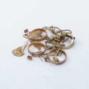 Investeringsguld 18K 31,2g blv 28g, innehåller stenar, gravyr, pärlor