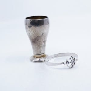 Investeringssilver S830 56,3g, bägare och armring med sten innehåller gravyr
