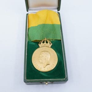 Investeringsguld 23K 35,1g, Medalj Patirotiska sällskapet i ask med band, krans och öglor 18K
