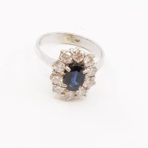 Ring Carmose Vitguld 14K Brv 4,6g Ø17¾ med blå sten och diamanter 10xca0,10ct